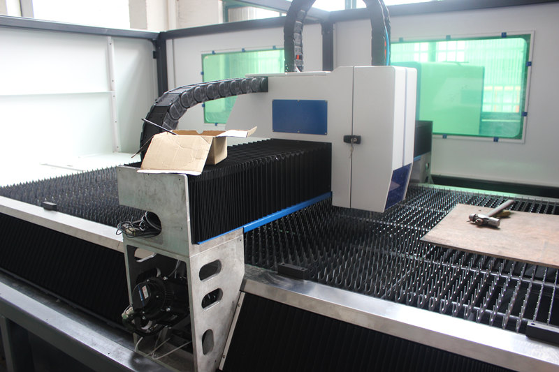 500w Fiber Laser Cutting Machine with 1500x3000mm Stainless Steel